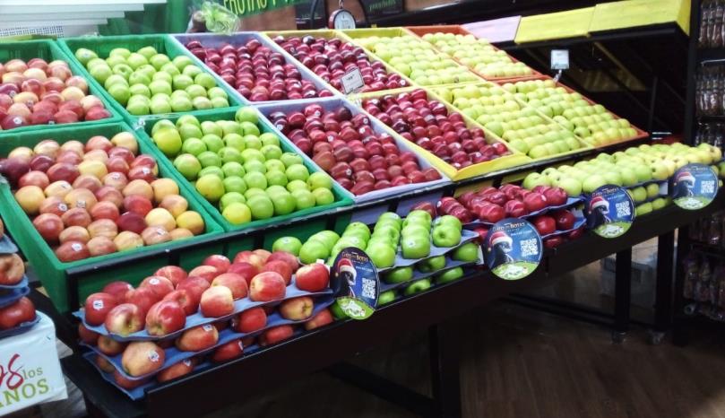 Exhibición de frutas Pure Harvest en punto de venta