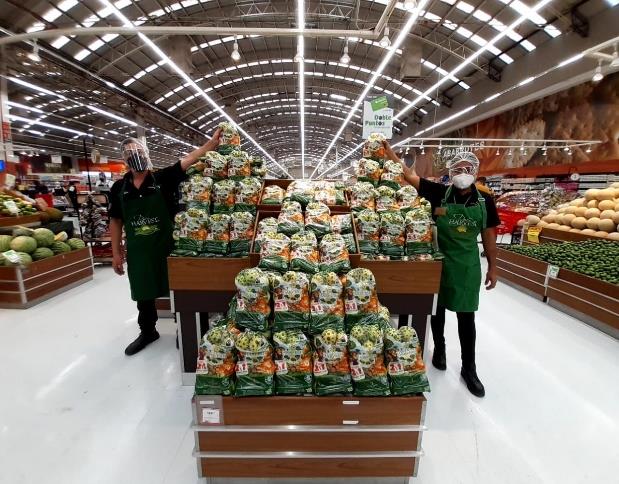 Equipo Austral Trading con exhibición de producto Pure Harvest